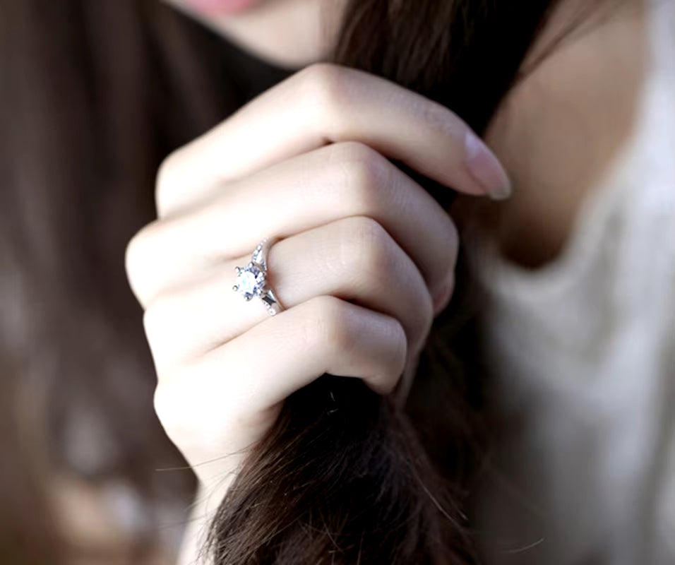 Luxury 925 Sterling Silver Classic Ring for Women Six Claw Jewelry Simple 70Ct Diamond Ring Imitation Diamond Women'S Ring